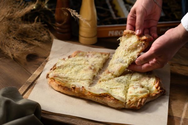 Пицца Римская с грушей и сыром Горгонзола
